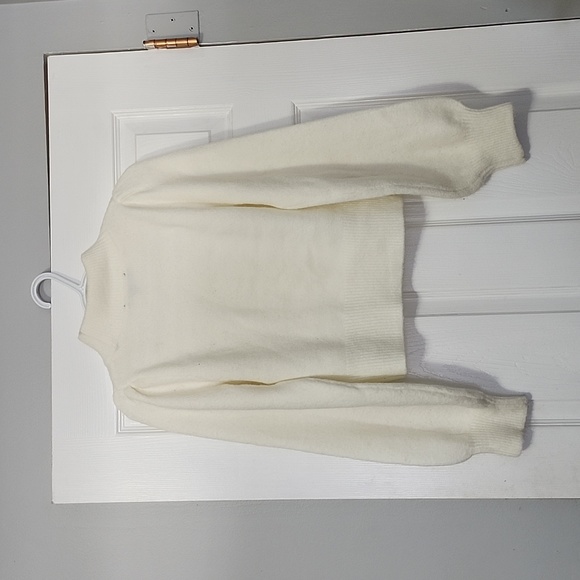 Cream colored, cropped Lulus sweater in size S - Picture 3 of 3